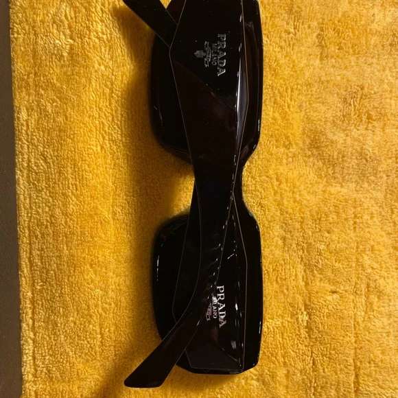 Prada PR 17WS
Black Frames
Shaded Lens
100% Authentic
Double Prada Box - Picture 9 of 10